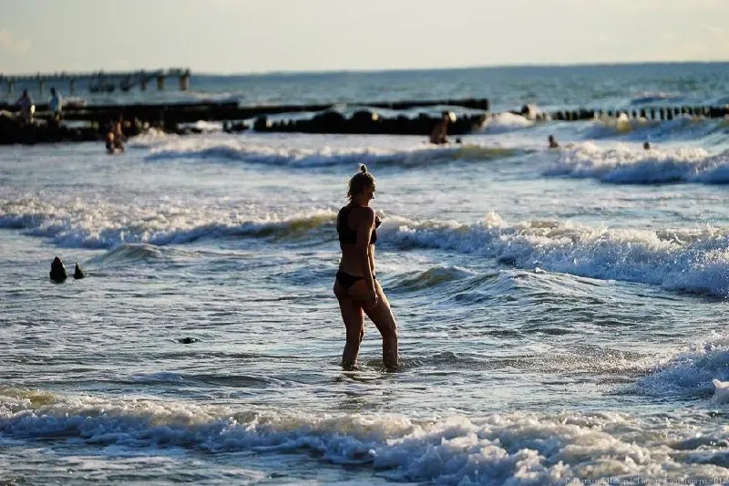 Температура воды у побережья сейчас около +13…+14 °C, местами до +15…+16 °C. Комфортно купаться, вероятно, можно будет с 20-х чисел июня при отсутствии значительного похолодания.
