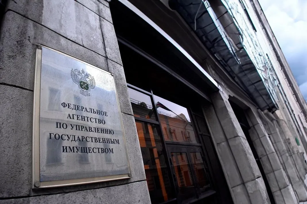 Закон отменяет ценовой порог и шестимесячную паузу при повторных торгах, вводит реестр оценщиков и ужесточает требования к организаторам аукционов; также изменён порядок оспаривания приватизации религиозной собственности.