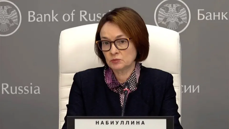 Глава Центробанка заявила, что почти месяц не появлялась публично из‑за простуды и временной потери голоса. Её отсутствие вызвало слухи о возможной отставке и обсуждение преемников; срок её полномочий истекает в 2027 году.