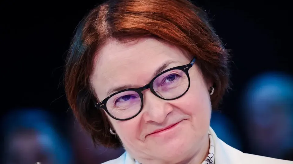 Отсутствие главы Центробанка вызвало бурю домыслов и стало фоном для стремительных изменений в бюджетной и денежно-кредитной политике: разговоры о снижении ставки, закон, расширяющий скрытые военные расходы, и риск роста инфляции.