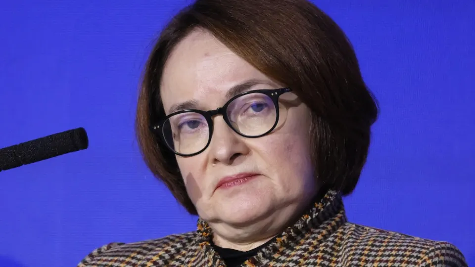 Резкий рост цен на бензин и обвалы в выпуске нефтепродуктов повышают инфляционное давление и уменьшают пространство для смягчения денежно‑кредитной политики — снижение ключевой ставки может быть отложено или заменено ужесточением.