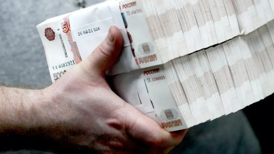 Сбербанк фиксирует повышенный спрос на наличные: объём банкнот достиг рекордных 20 трлн рублей, из банковской системы ушли сотни миллиардов. Центробанк ужесточил контроль за операциями с наличными.