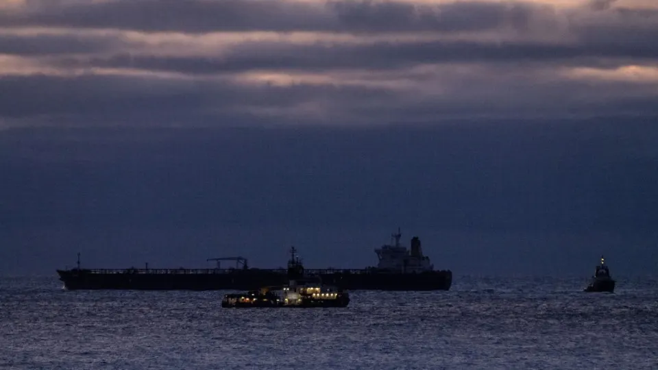 Рост цен на нефть после конфликта на Ближнем Востоке подтолкнул ЕК предложить сохранить текущий ценовой потолок для российского сырья и отложить его пересмотр, а также ввести новые санкции против танкеров, судостроения, рыболовной отрасли и банков.
