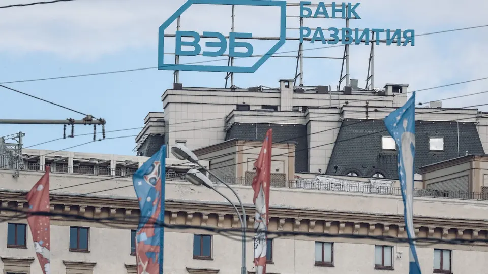 Государственный банк сообщил о планах снизить расходы и провести массовые сокращения персонала на фоне «кредитного охлаждения» экономики и общей волны увольнений в компаниях.