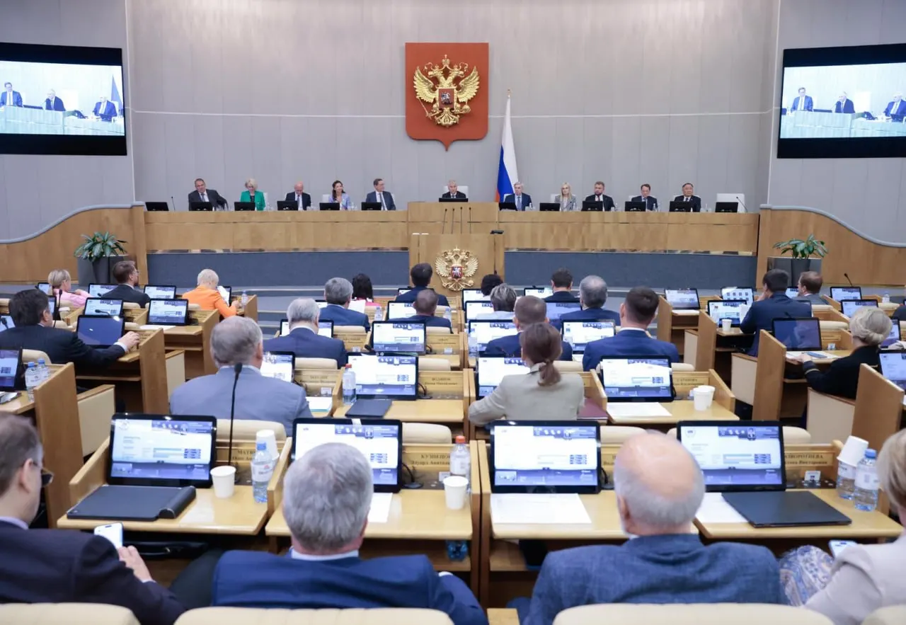 Анализ на основе данных системы законотворчества показывает, что Госдума охотнее принимает правительственные и президентские проекты, тогда как депутатские и региональные инициативы проходят гораздо реже; многие законопроекты остаются без решения до смены состава парламента.