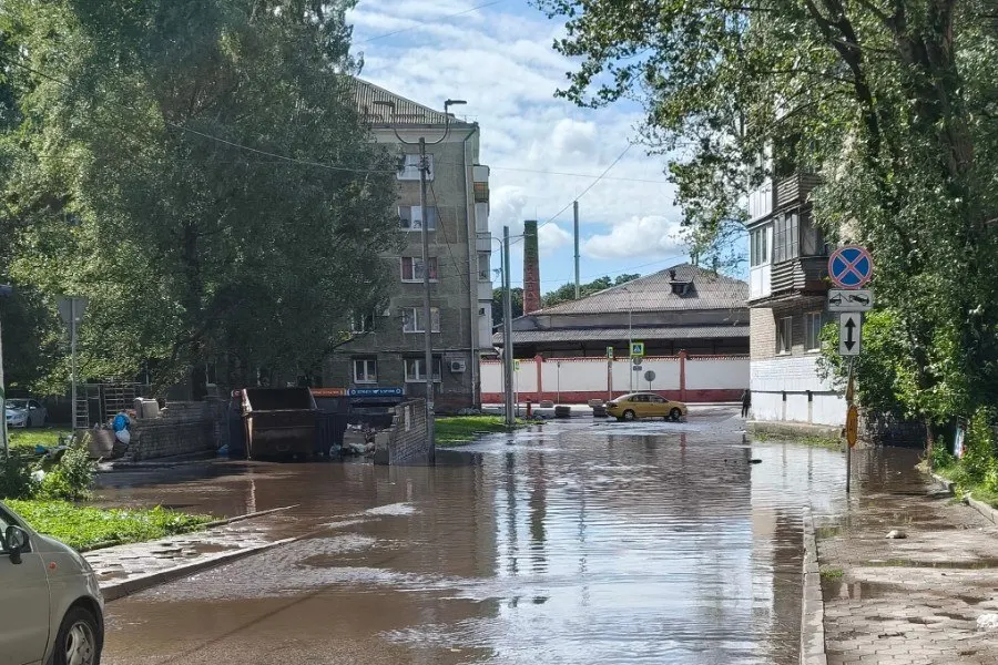 После шторма «Бернадетт» в центре Калининграда на участке улицы Диккенса, недавно благоустроенном в рамках ремонта улицы Галицкого, образовалась глубокая лужа — в ней глохли автомобили, место оградили знаком «кирпич».
