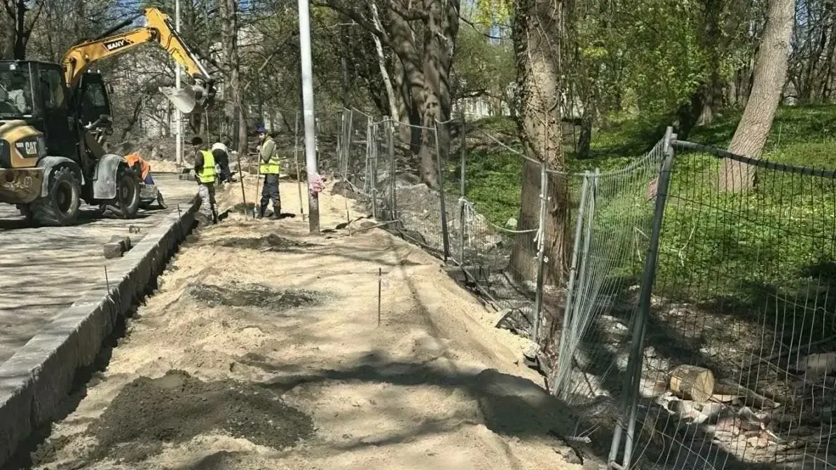 В Калининградской области в апреле 2026 года министерство природных ресурсов выявило нарушения режима охраны ландшафтного парка «Парк областной станции юных натуралистов»: часть бутового фундамента уничтожена, повреждены деревья. Должностное лицо подрядчика привлечено к административной ответственности; подрядчиком ремонта значится ООО «Мосинжиниринг».