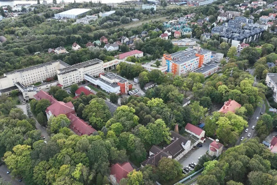 Мэрия планирует завершить парковку на улице Дмитрия Донского в течение года: контракт с подрядчиком расторгнут из‑за 257 дней просрочки, к 30 июля подрядчик выполнил работ на 3,5 млн из 52,2 млн рублей.