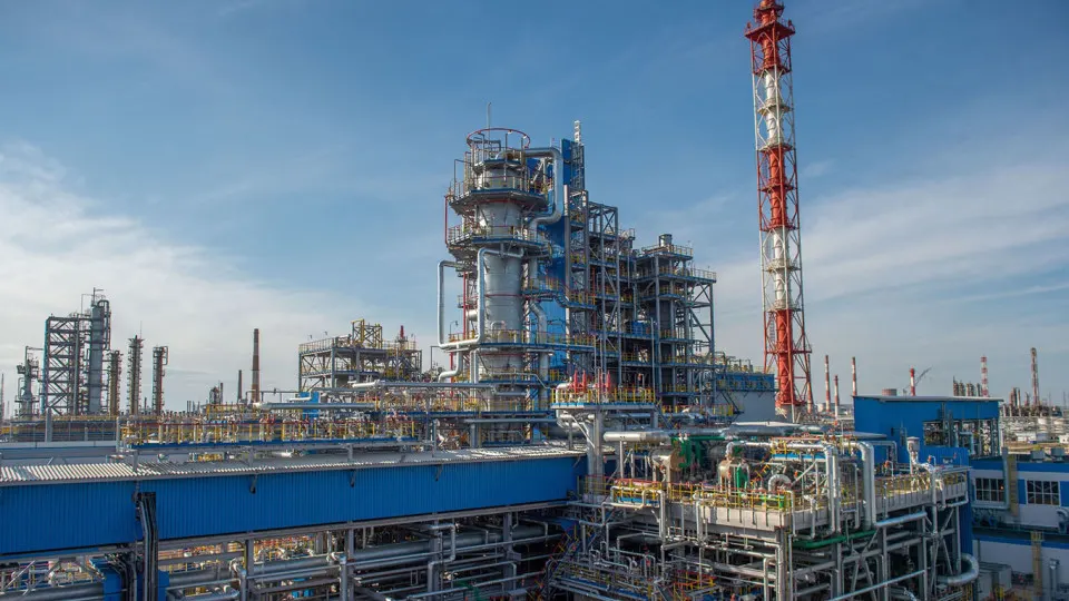 На крупнейшем нефтехимическом предприятии в Салавате остановили обе установки первичной переработки. Устранение повреждений и частичное возобновление работы могут занять от нескольких недель до месяцев — это усугубляет дефицит нефтепродуктов в стране.