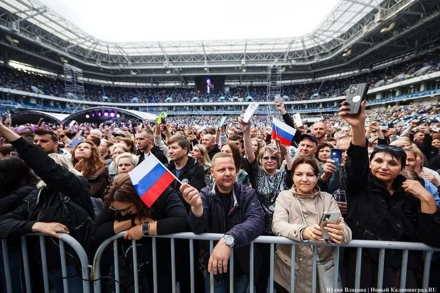 Минкультуры и туризма региона заявило, что на стадионе побывали более 32 тысяч человек, билеты были забронированы, но часть приглашённых ими не воспользовалась; организаторы также могли перераспределять зрителей между ярусами.