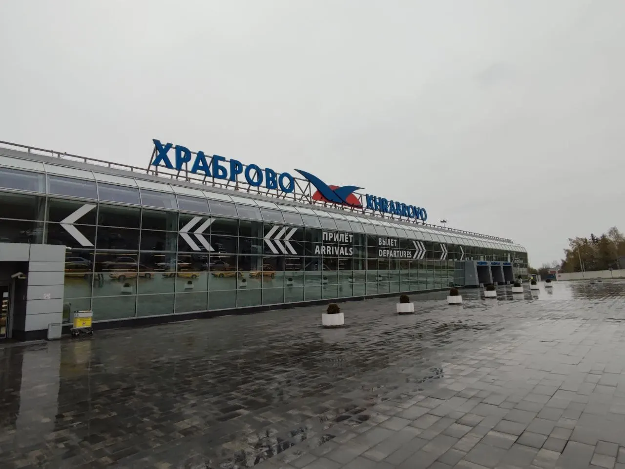 В аэропорту Храброво из‑за ограничений полётов, связанных с угрозой беспилотников в Ленинградской области, задержаны или отменены около 30 рейсов — задержки от 30 минут до двух часов.