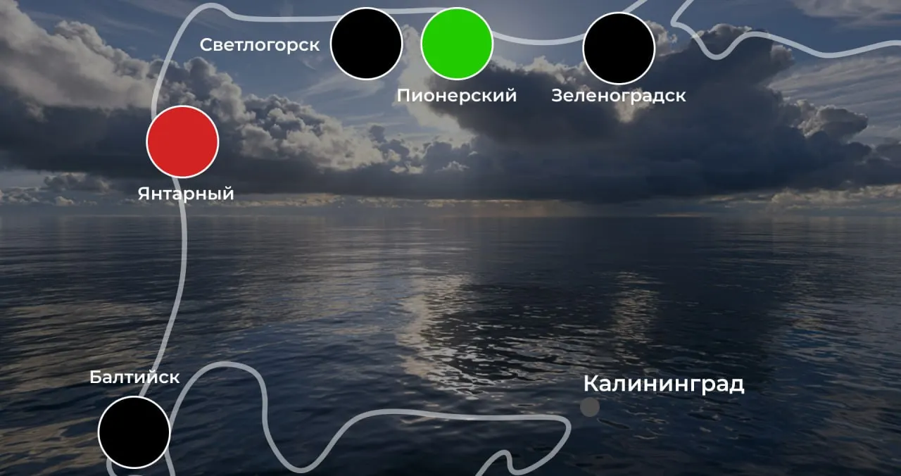 В Калининградской области на разных участках побережья установлены флаги безопасности: в ряде мест купание запрещено из‑за волн и отбойного течения. К середине дня завтра прогнозируется усиление ветра.