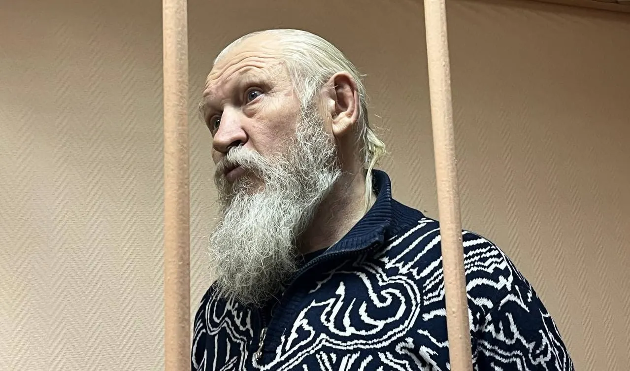В обновлённый перечень включён бывший депутат от ЛДПР Михаил Глущенко, осуждённый в 2015 году за соучастие в организации убийства Галины Старовойтовой; ранее связывали с тамбовской ОПГ.