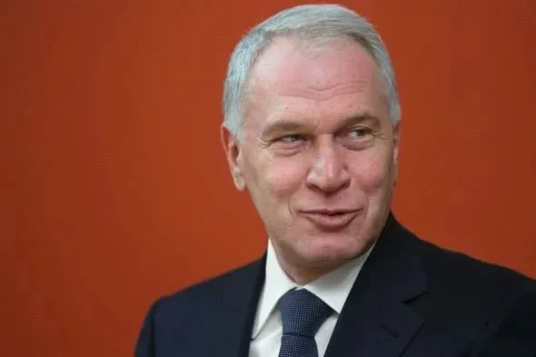 Указ о награждении опубликован на портале правовых актов: Ковальчук отмечен за вклад в социальные проекты, сохранение культурно‑исторических ценностей и благотворительность.