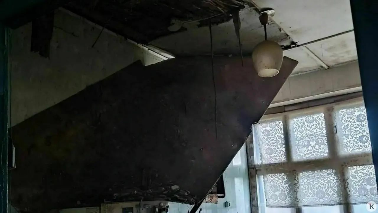 Техническое заключение показало: пять из девяти квартир принадлежат муниципалитету, часть дома заброшена — выбиты окна и есть обрушения. Фонд отнёс здание к категории «аварийное» и направит выводы властям округа.
