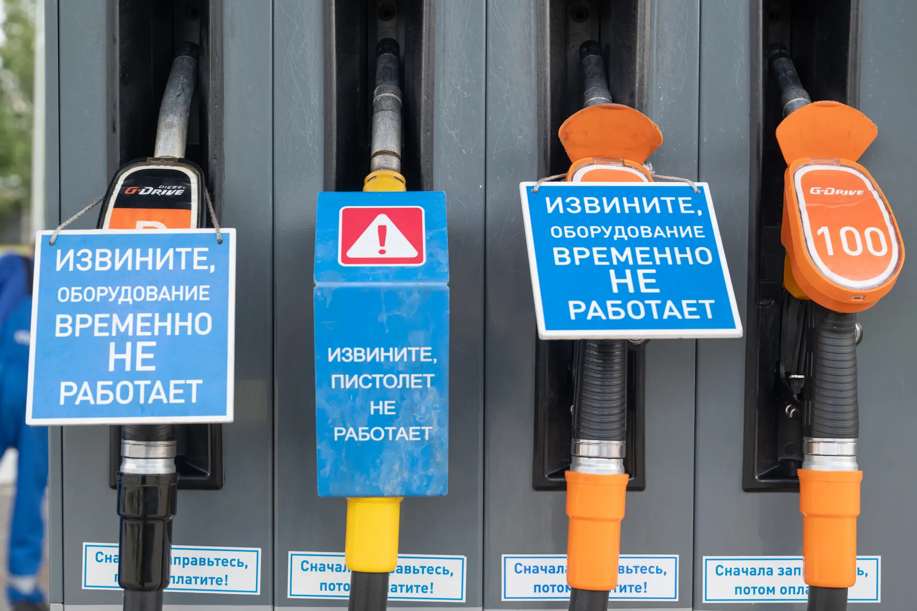 Антимонопольная служба проводит проверки в ряде регионов, выявляет признаки картельного сговора на оптовом рынке бензина и усиливает контроль на фоне продолжающегося дефицита топлива.