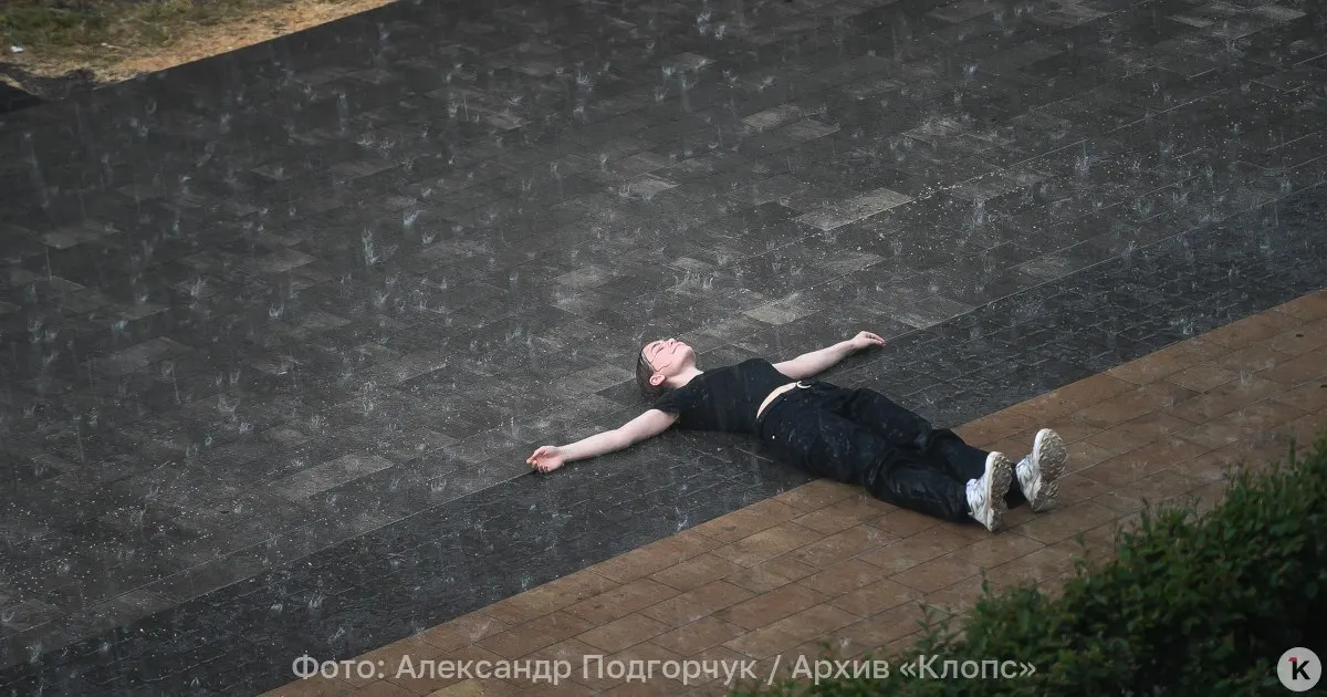 Синоптики прогнозируют облачную погоду с прояснениями, местами — кратковременные дожди. Днём воздух прогреется до +27…+30 °C, на побережье прохладнее.