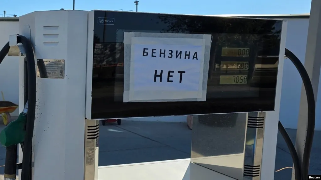 По данным Росстата, за неделю 23–29 июня бензин в Севастополе подорожал на 30% — быстрее, чем в других регионах; дефицит топлива в стране связывают с падением производства и логистическими проблемами.
