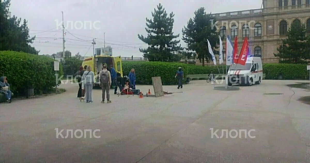 В сквере у Калининградского музея изобразительных искусств рабочий упал в открытый люк, после падения с трёхметровой высоты он получил серьёзные травмы лица и был госпитализирован.