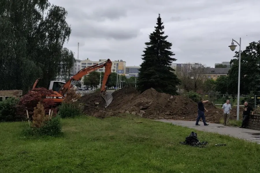 Власти сообщили, что раскопки на улицах Шевченко и Зарайской связаны с заменой 723 метров изношенных сетей. Работы выполняет «КалининградТеплоСеть», летом планируют заменить почти 20 км труб, после чего восстановят благоустройство.