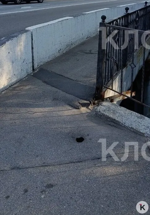 У мостика через Литовский ручей напротив Королевских ворот образовалась глубокая полость: прохожие заметили провал и сообщили в единую диспетчерскую службу.