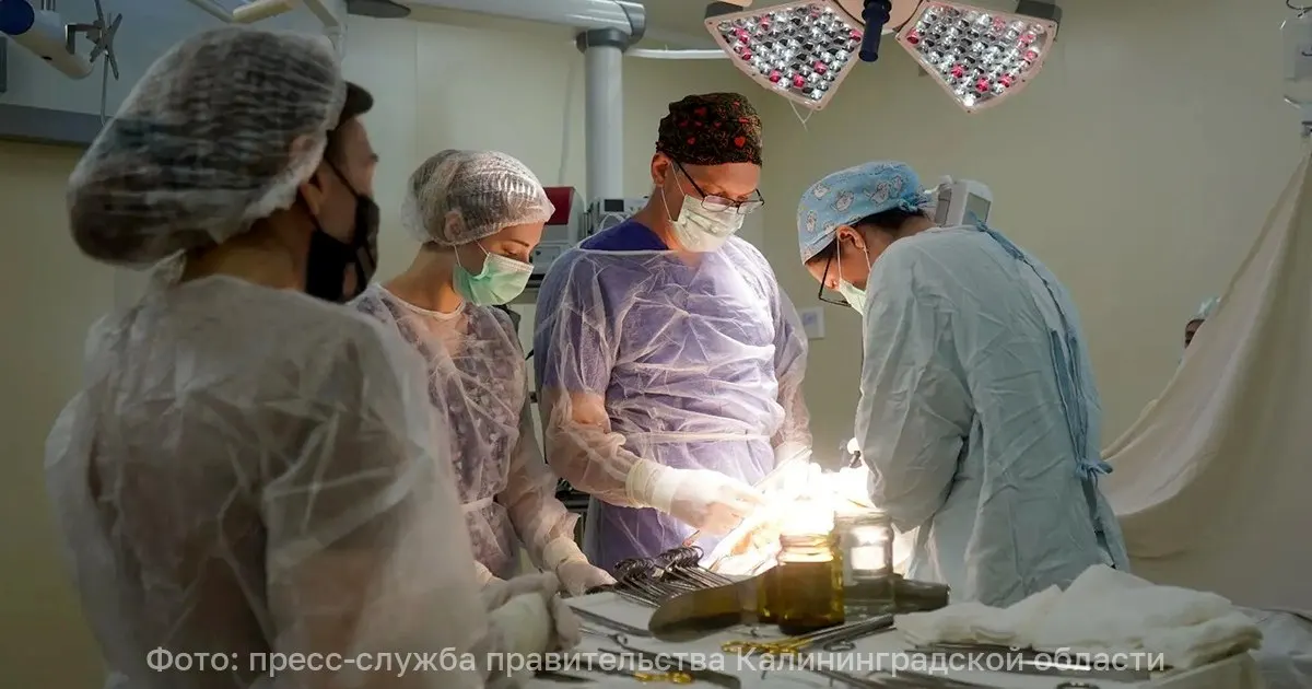 Врачи успешно удалили у 65‑летней пациентки крупную опухоль в матке, занимавшую почти весь живот и нарушавшую дыхание; гистология показала доброкачественный характер образования.