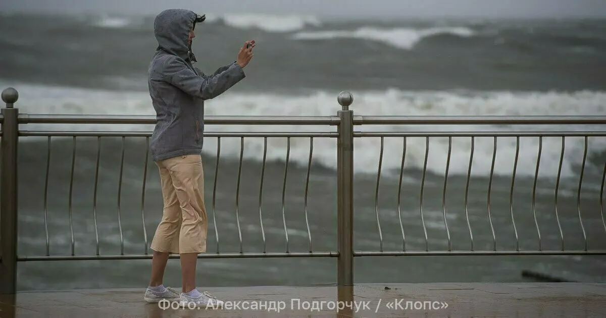 Синоптики прогнозируют облачную с прояснениями погоду: кратковременные дожди и грозы. Днём воздух прогреется до +17…+22°C, на побережье возможны волны до 2–2,5 м.