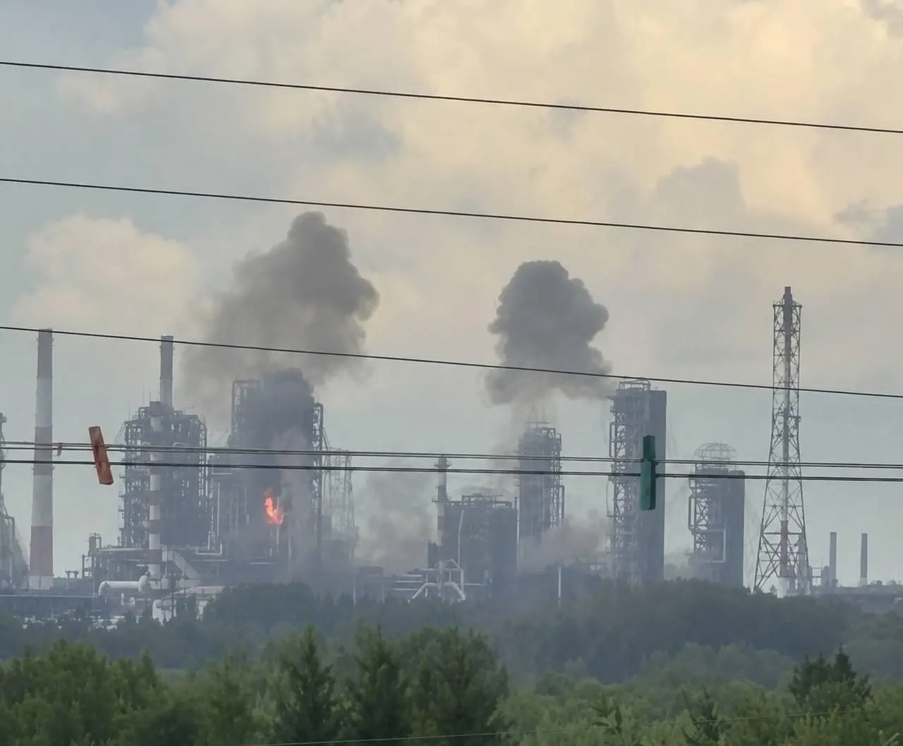 В Омской области на крупнейшем в России нефтеперерабатывающем заводе произошёл пожар после удара беспилотников. Ближайший НПЗ на востоке — Ачинский — расположен примерно в 1000 км от Омска.