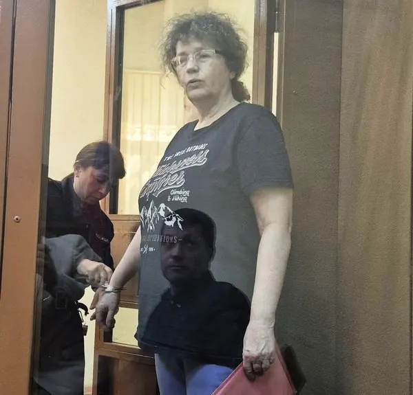 Правозащитницы сообщают о духоте, нашествии комаров и постоянном свете в камере Бонцлер. После ухудшения состояния пришла комиссия, но меры минимальны. Поддержку не пускают на слушания суда.
