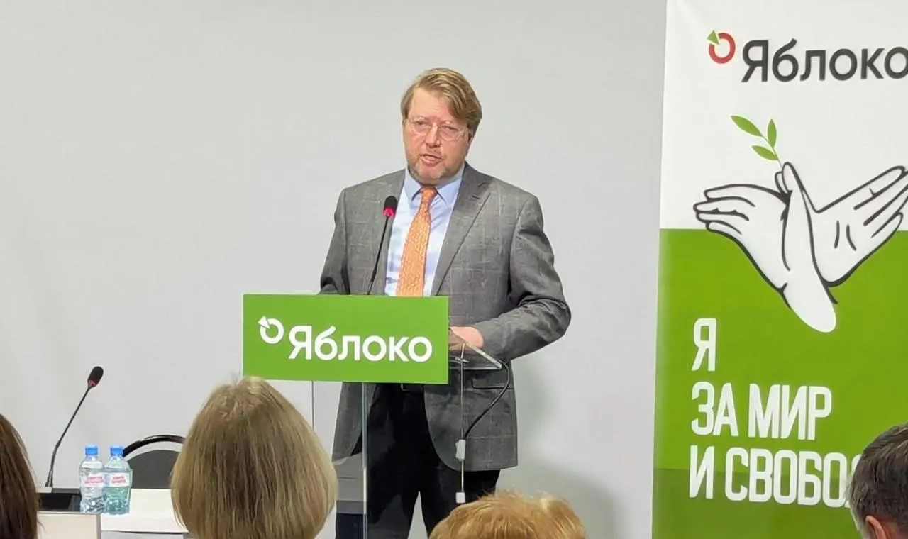 Верховный суд подтвердил штраф председателю партии «Яблоко» Николаю Рыбакову по статье о «демонстрации экстремистской символики». Публикация с фотографией Алексея Навального послужила основанием для наказания, несмотря на то, что изображение не признавали экстремистским. Партия намерена обжаловать решение в Конституционном суде.