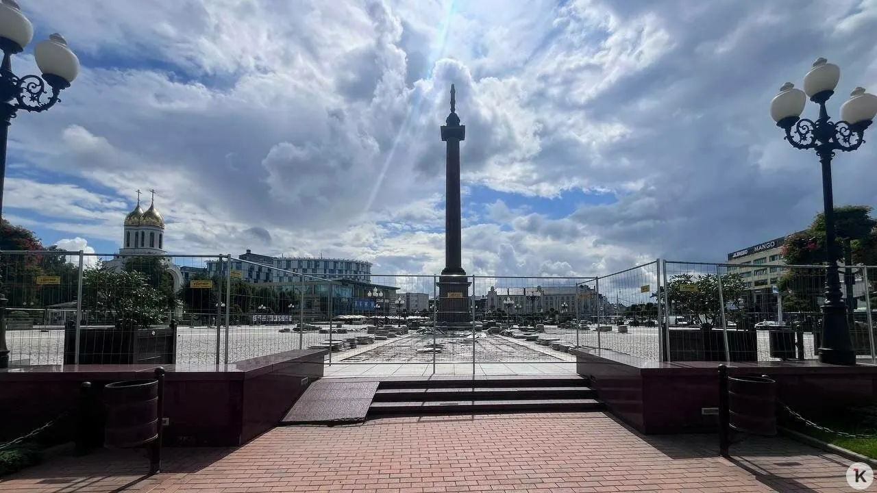 Власти Калининграда заявили, что работы по замене плитки проводятся летом из‑за необходимости сухой погоды. Работы идут поэтапно: одну часть завершили до 9 Мая, дальше сменят основание под покрытием и проверят коммуникации фонтанов.