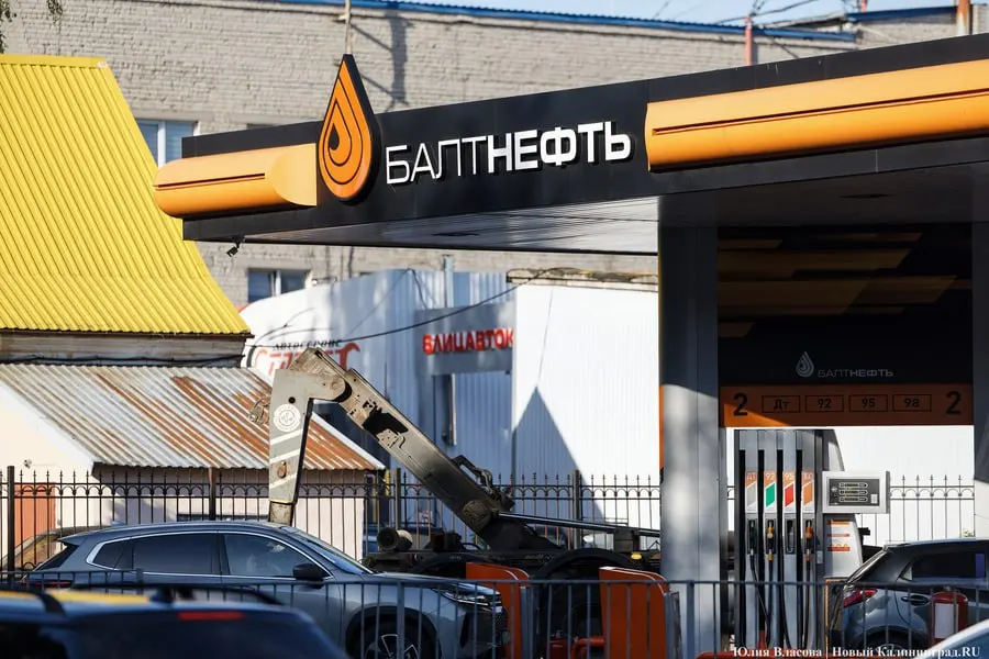 На 35 заправках сети в Калининграде и области возобновили розничную продажу дизеля для физических лиц. Действуют лимиты выдачи топлива.