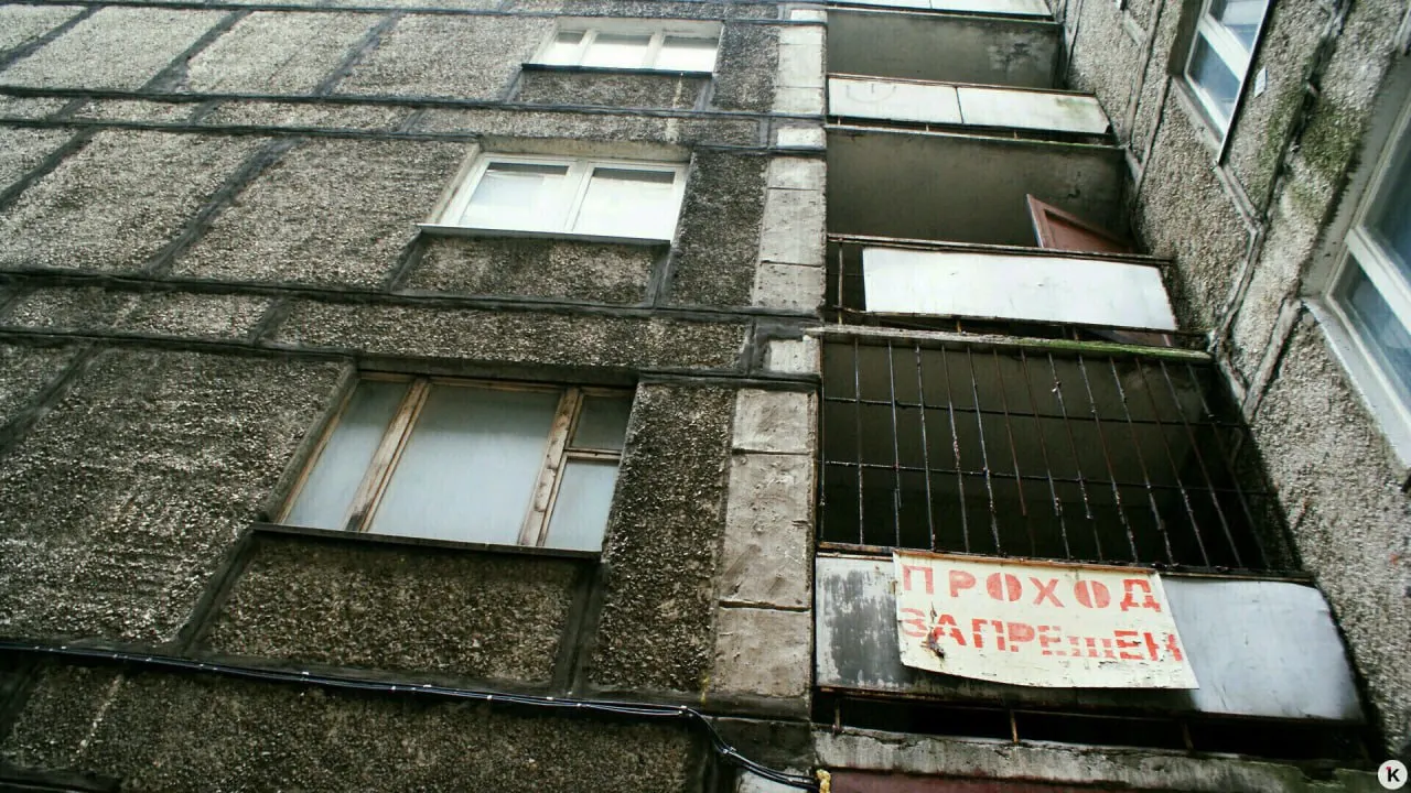 После исполнения судебного предписания часть жильцов дома №68 на Московском проспекте в Калининграде начали переезжать. Около 50 семей соседнего аварийного дома №70 не желают временно переселяться. Проект демонтажа 70-го дома сейчас разрабатывают.