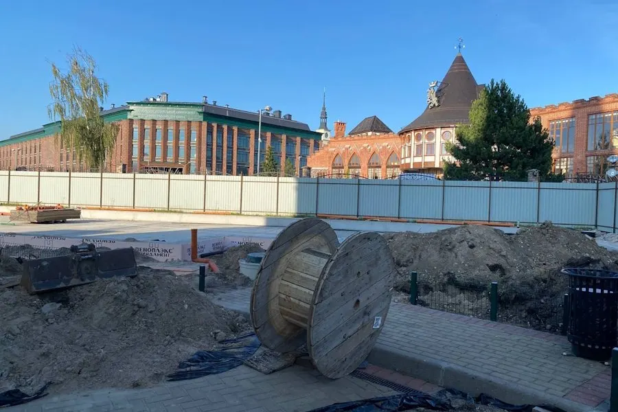 На месте демонтированной площадки планируют возвести церковно‑приходской дом с воскресной школой, отдельным кафе и детской зоной; строительство пока на стадии фундамента и зависит от пожертвований.