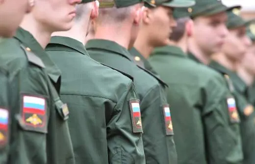 Правительство поддержало законопроект, который позволит направлять призывников в пожарные подразделения МЧС для тушения пожаров и аварийно‑спасательных работ. Ведомство оценивает потребность в нескольких тысячах срочников.