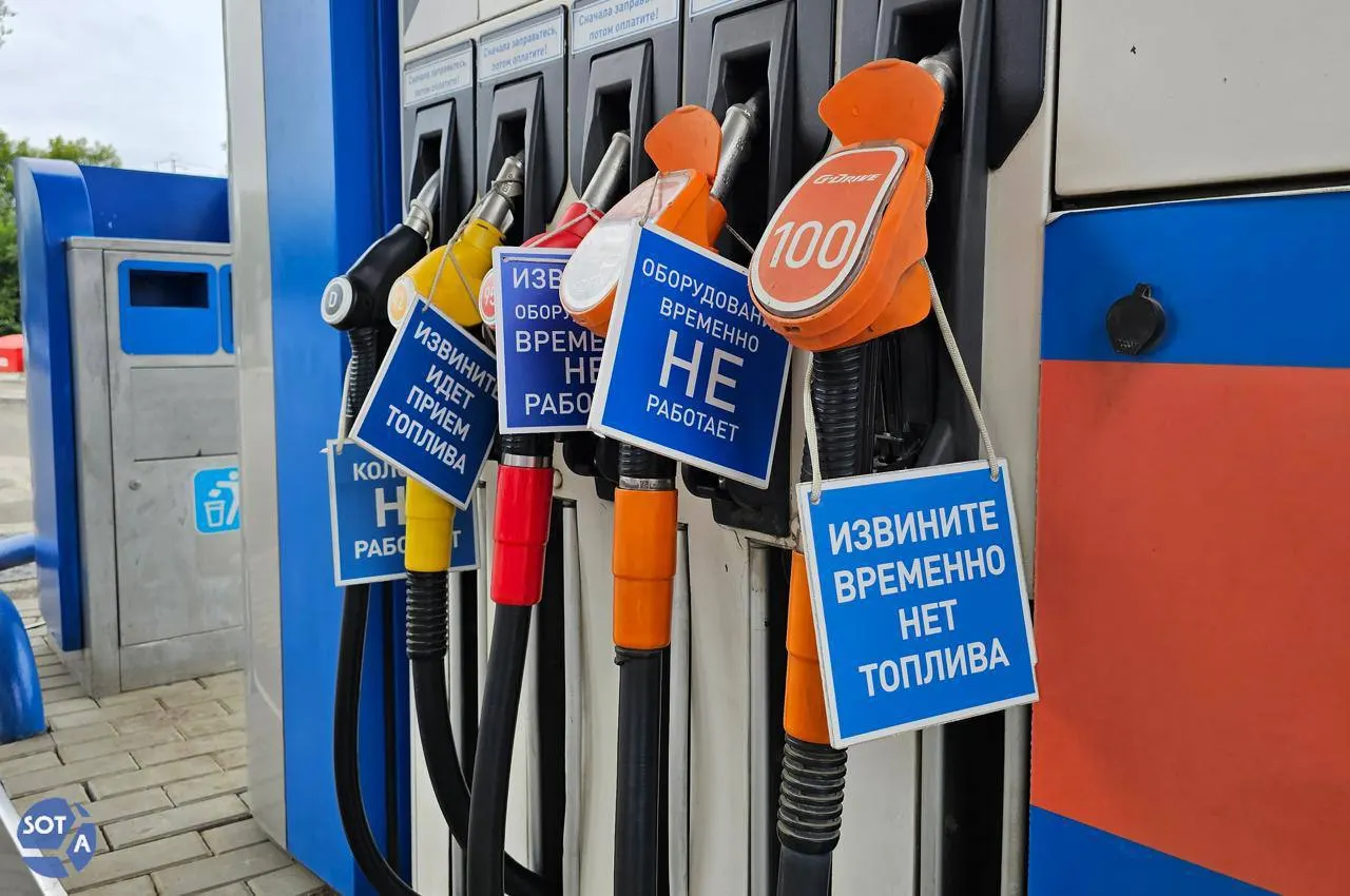 Медианные цены на разные марки бензина выросли в годовом выражении: дефицит топлива, ремонты НПЗ и сезонный спрос сохраняют риск дальнейшего удорожания, а резкого снижения цен в ближайшие недели эксперты не ожидают.