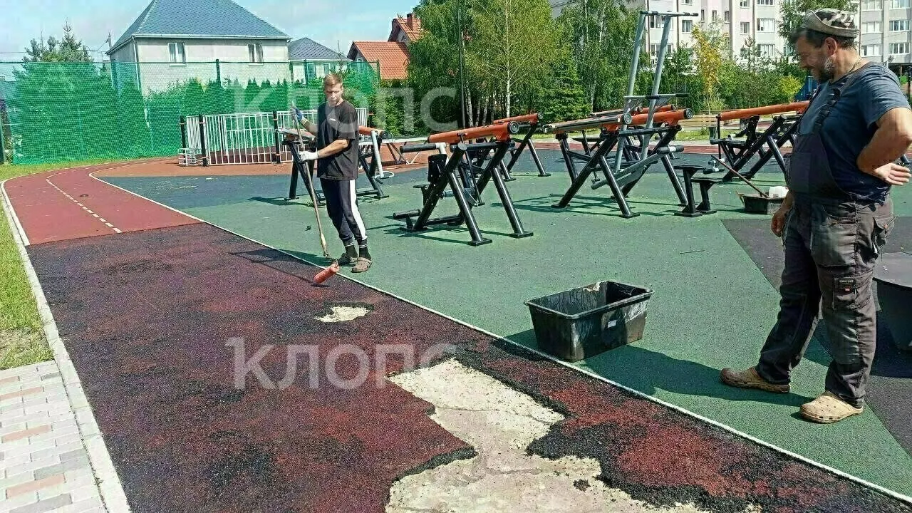 Рабочие, ремонтировавшие спортплощадку, обнаружили следы нескольких попыток поджога резинового покрытия беговой дорожки. Местные жители опасаются за безопасность из‑за близости частных домов и отсутствия камер наблюдения.