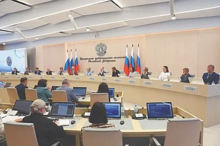 Исключение четверти кандидатов из партийного списка может привести к снятию «Яблока» с выборов. ЦИК готовит постановление, а в регионах продолжаются штрафы, задержания и обыски в отношении членов партии.