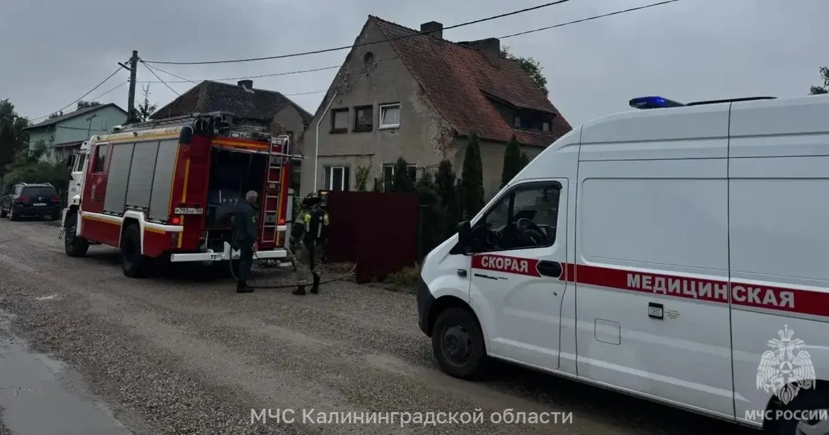 Пожарные, приехавшие тушить горящий дом в Черняховском округе, обнаружили в нём тело мужчины. Причину возгорания выясняют органы дознания.