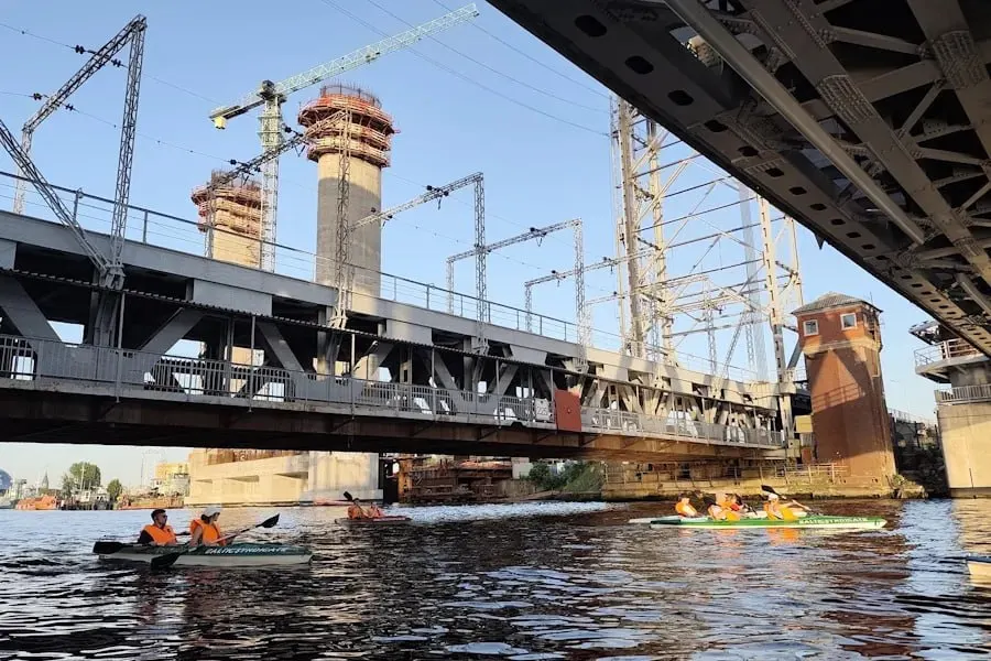 Собственник моста (ОАО «РЖД») после обследования распорядился ограничить движение: проезд будет разрешён только в направлении с Портовой на Правую набережную, грузовикам въезд запрещён.