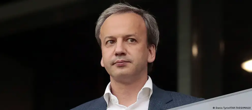 Дворкович заявил, что будет оспаривать в суде своё включение в санкционный список ЕС и до решения суда сложил полномочия главы Международной шахматной федерации. Исполняющим обязанности назван вице‑президент ФИДЕ Вишванатан Ананд. Санкции вошли в 21‑й пакет ограничений ЕС.