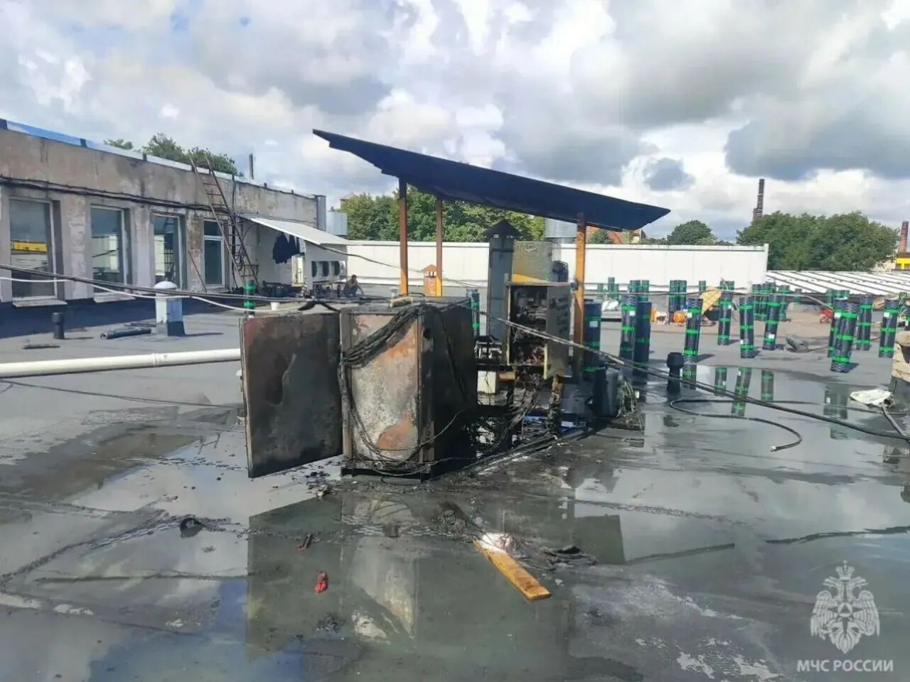 Возгорание трансформаторной будки на крыше супермаркета в Советске привело к эвакуации посетителей. Пожар потушили, пострадавших нет; предварительная причина — аварийный режим работы электросети.