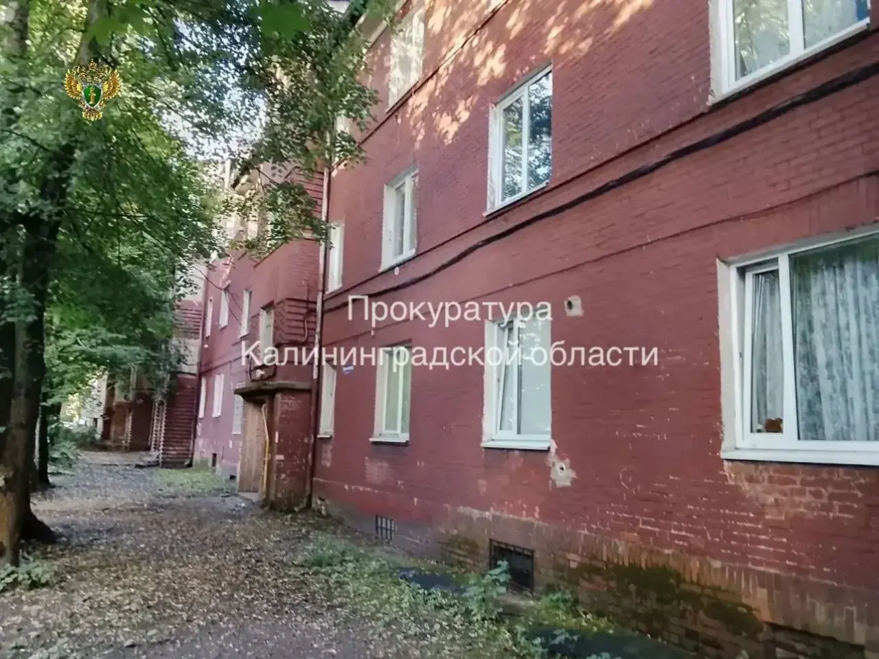 Руководителя ООО «ЖЭК № 17» оштрафовали на 50 тыс. рублей после проверки прокуратуры: из‑за ненадлежащего состояния крыши и чердака в квартирах произошли протечки и разрушение потолков, нарушения начали устранять.