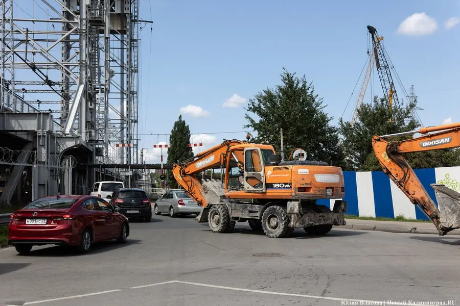 Двустороннее движение вернуть нельзя — собственник моста по результатам обследований запретил эксплуатацию в прежнем режиме. Власти заявляют, что при возникновении пробок направление одностороннего движения можно временно менять.