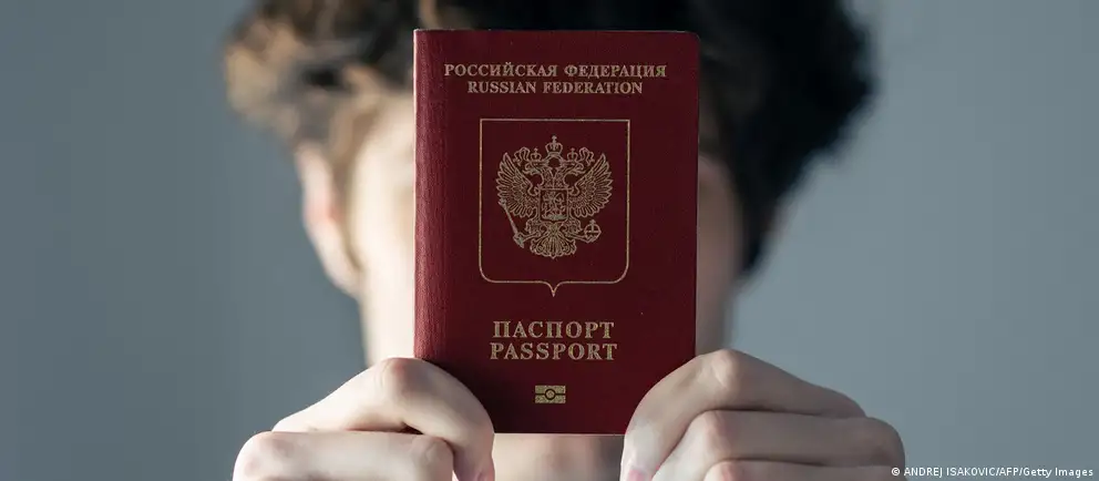 После возражений Франции и Италии Евросоюз пересмотрел первоначальный план: запрет на краткосрочные визы будет касаться только тех, кто непосредственно участвовал в боевых действиях в Украине; введены расширенные исключения и смягчена презумпция причастности.