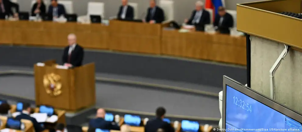 Нижняя палата парламента 22 июля рассмотрит пакет законов, которые предполагают создание публичного реестра уехавших и ввод ряда ограничений — от приостановки регистрации недвижимости до отказа в консульских услугах.