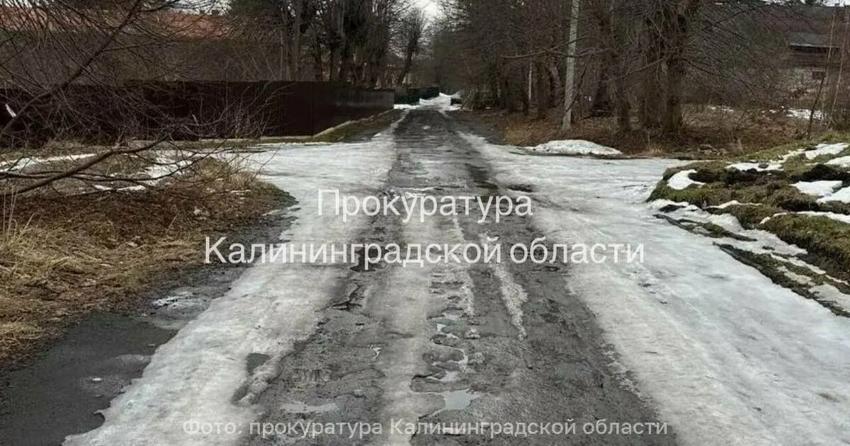Суд присудил женщине компенсацию морального вреда за перелом плечевой кости, полученный при падении на обледеневшей дороге. Иск поддержала прокуратура Багратионовского района.