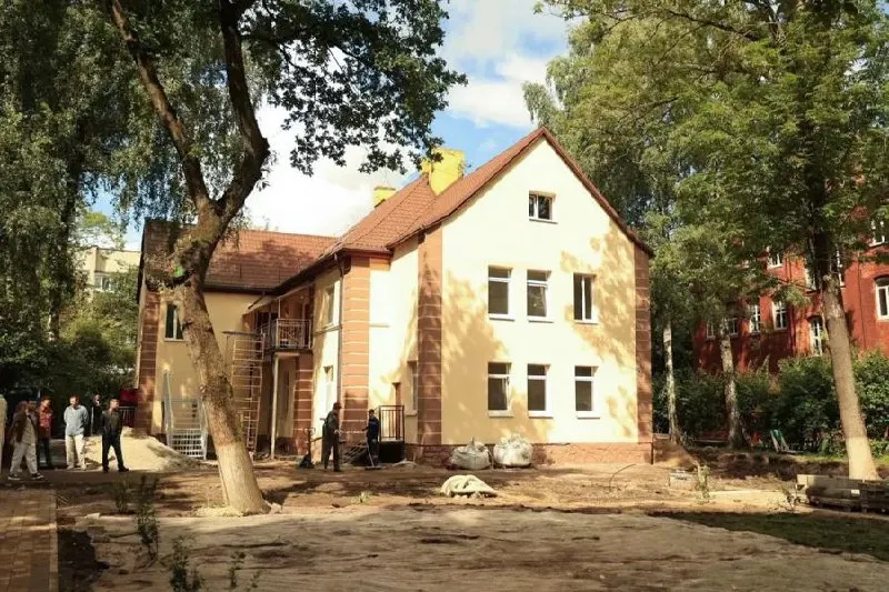 Работы по капитальному ремонту «Дома семьи» включают реконструкцию здания и благоустройство прилегающей территории. Открытие объекта намечено к началу сентября, сообщила глава горадминистрации Елена Дятлова.