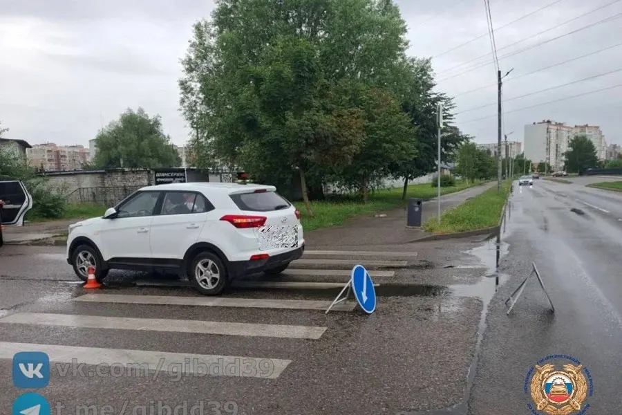 Авария произошла утром на улице Панина: столкнулись легковой автомобиль и 10‑летний велосипедист. Ребенок получил травмы и был госпитализирован, причины происшествия устанавливают сотрудники ГИБДД.