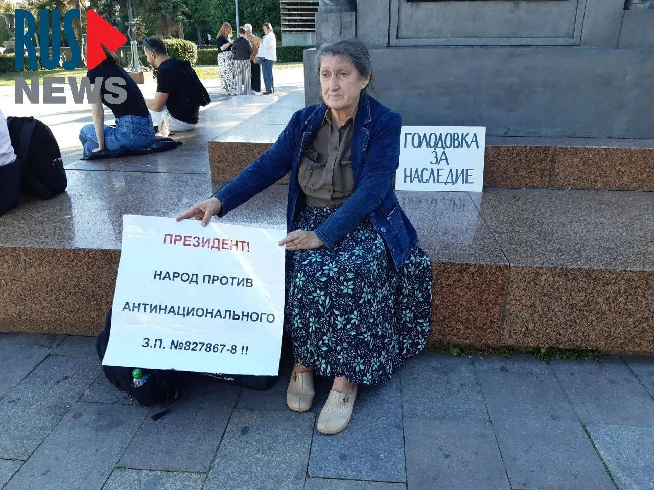Председатель новосибирского отделения ВООПИК Наталья Шамина объявила голодовку у памятника Кириллу и Мефодию в Москве; через час её задержали и отвезли в отделение полиции. Активисты протестуют против законопроекта о передаче регионов права исключать объекты культурного наследия из реестра.
